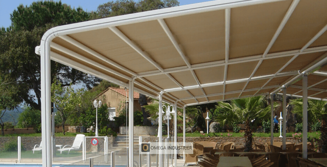 Lys pergola ved basseng