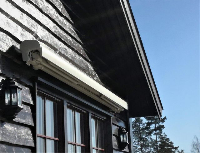 Markise på mørkt hus helt trekt inn