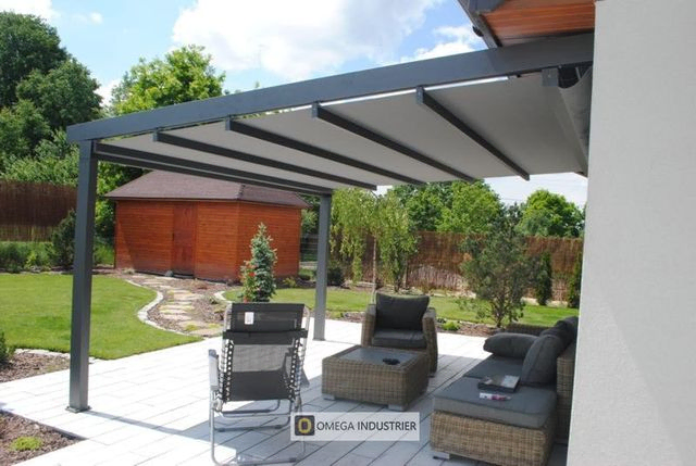 Pergola på hvit platting på solfull dag